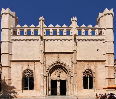De oostgevel van La Lonja (Sa Llotja) in Palma de Mallorca met de achthoekige hoektorens, de kantelen en het portaal met de engel