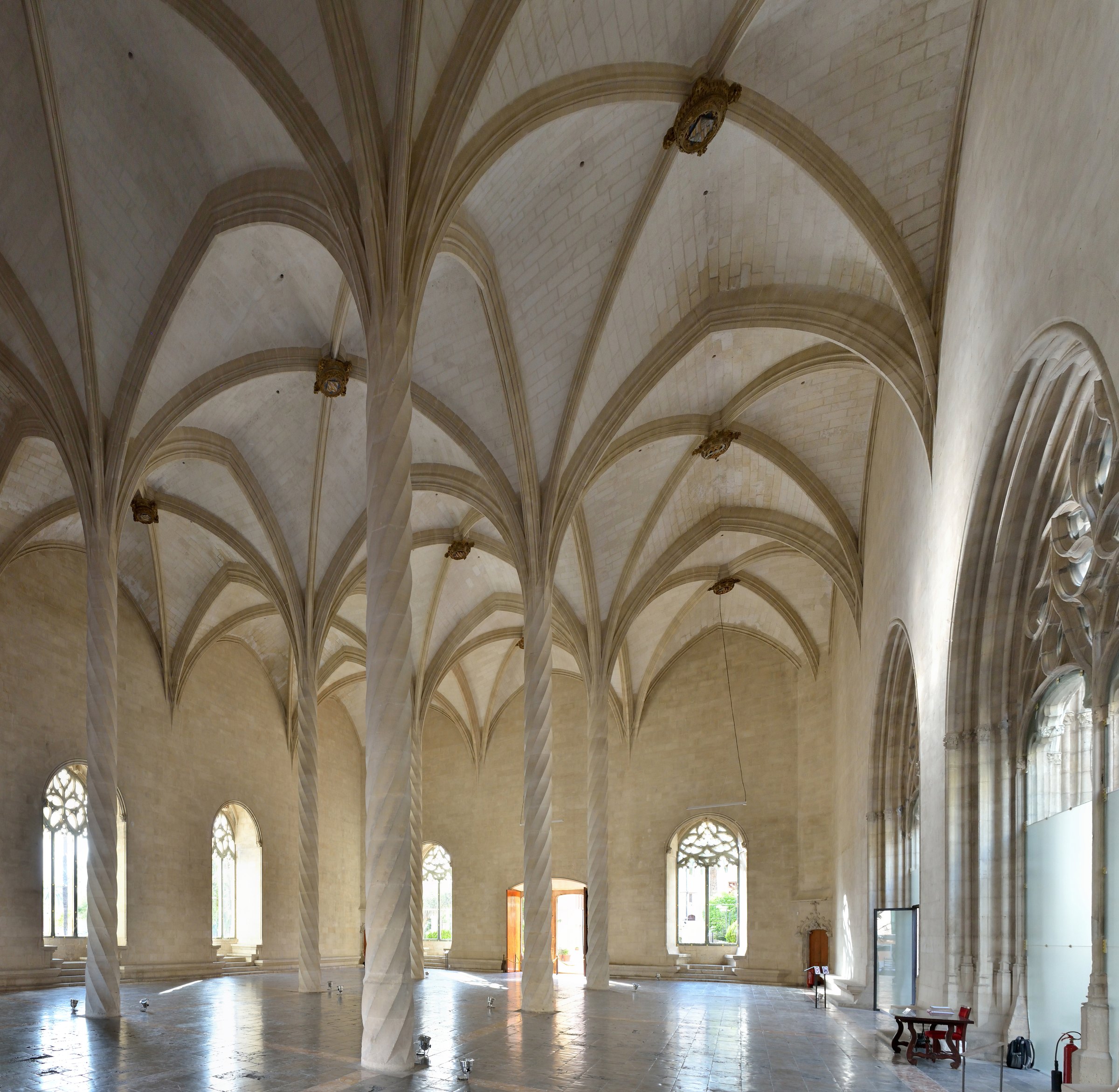 De zuilenhal van La Lonja in Palma met de gedraaide zuilen die zonder kapiteel overgaan in het ribgewelf