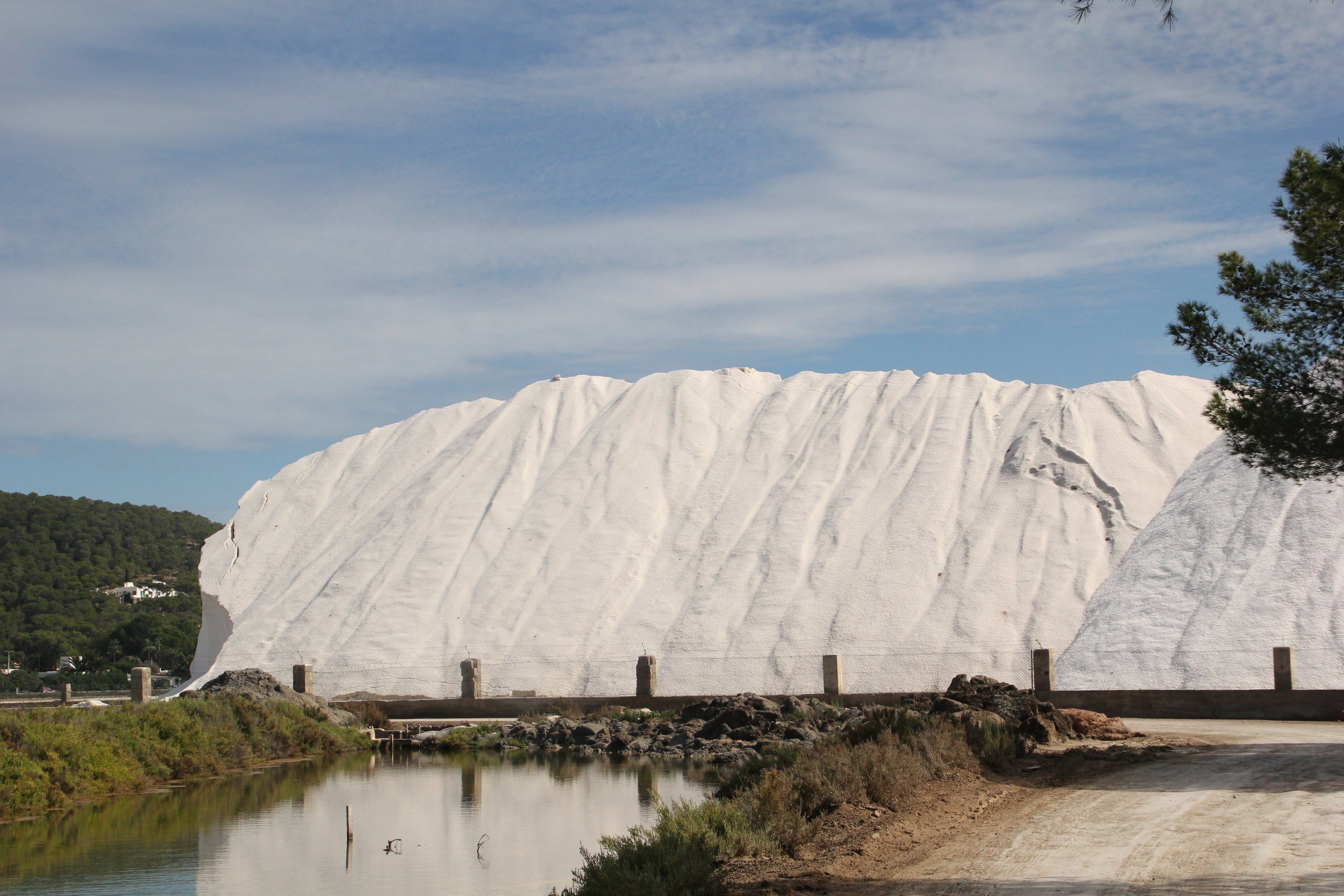 Ses Salines Ibiza (Las Salinas): strand, zout en natuurpark 3 Een witte berg geoogst zeezout bij de zoutwinning van Ses Salines op Ibiza