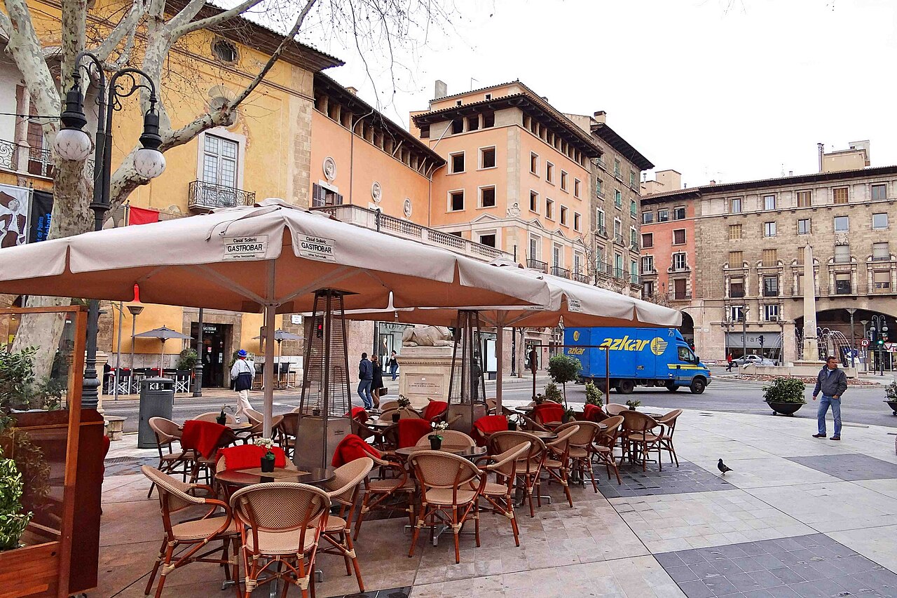 Terras op het plein bij La Llotja in Palma de Mallorca, waar veel restaurants zitten