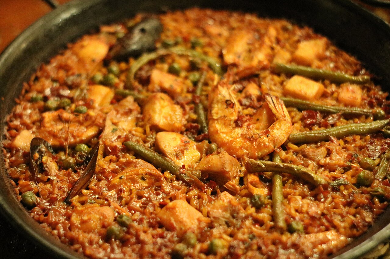 Paella mixta op tafel in Celler Sa Premsa in Palma de Mallorca