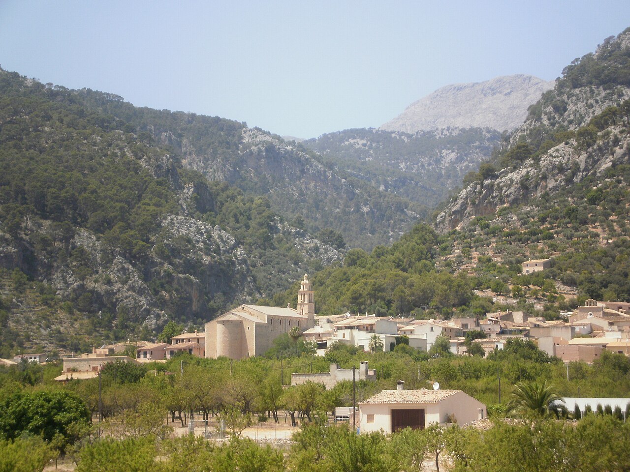 Het bergdorp Caimari op Mallorca, waar restaurant Ca na Toneta zit