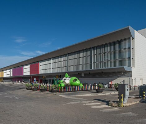 De terminal van de luchthaven van Ibiza, met de slagboom van de parkeerplaats op de voorgrond