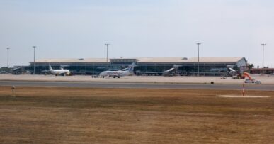 Auto huren op Menorca zonder creditcard: debetkaart, contant en de borg 7 De terminal van de luchthaven van Menorca bij Maó