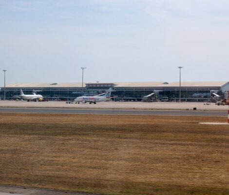 De terminal van de luchthaven van Menorca bij Maó