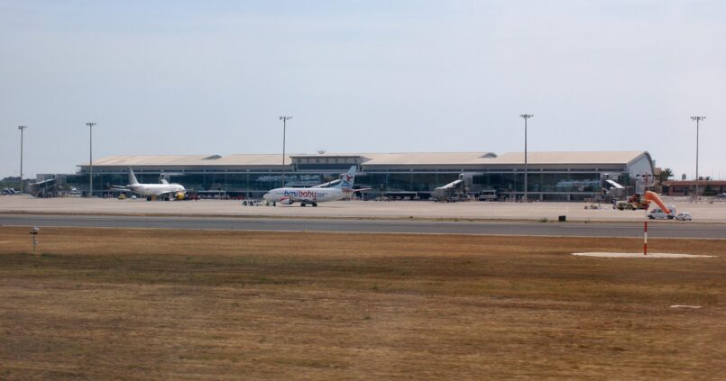 De terminal van de luchthaven van Menorca bij Maó