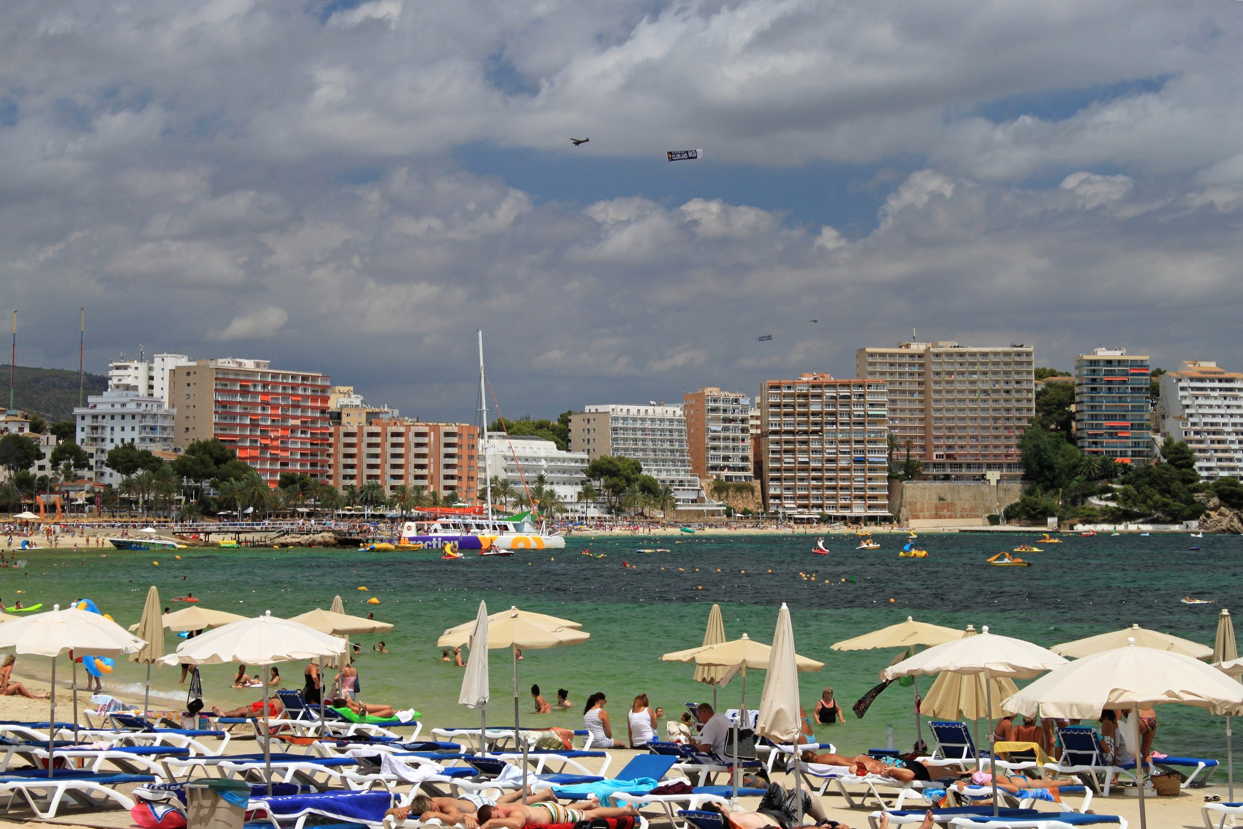 De baai van Magaluf gezien vanaf het strand, met de hoge hotelblokken langs de kustlijn