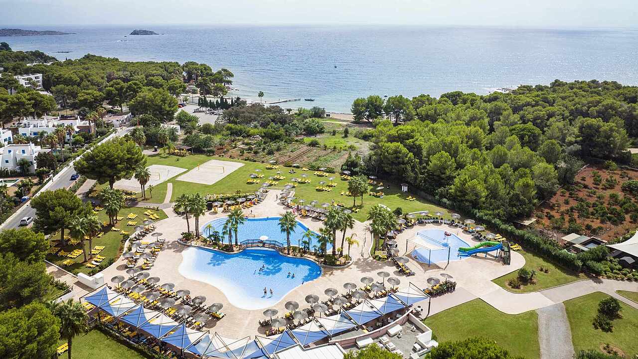 Het resort TUI MAGIC LIFE Cala Pada bij Santa Eulària op Ibiza