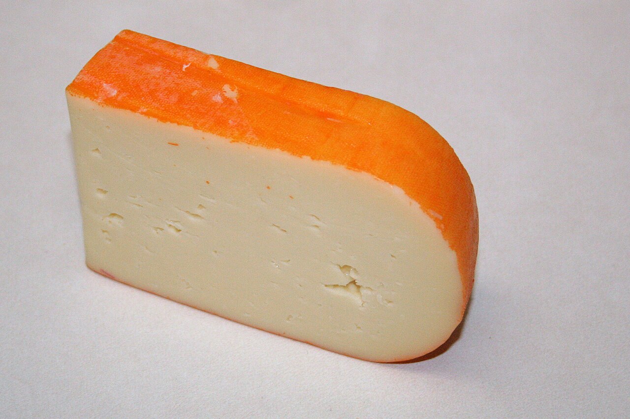 Een punt Mahónkaas met oranje korst