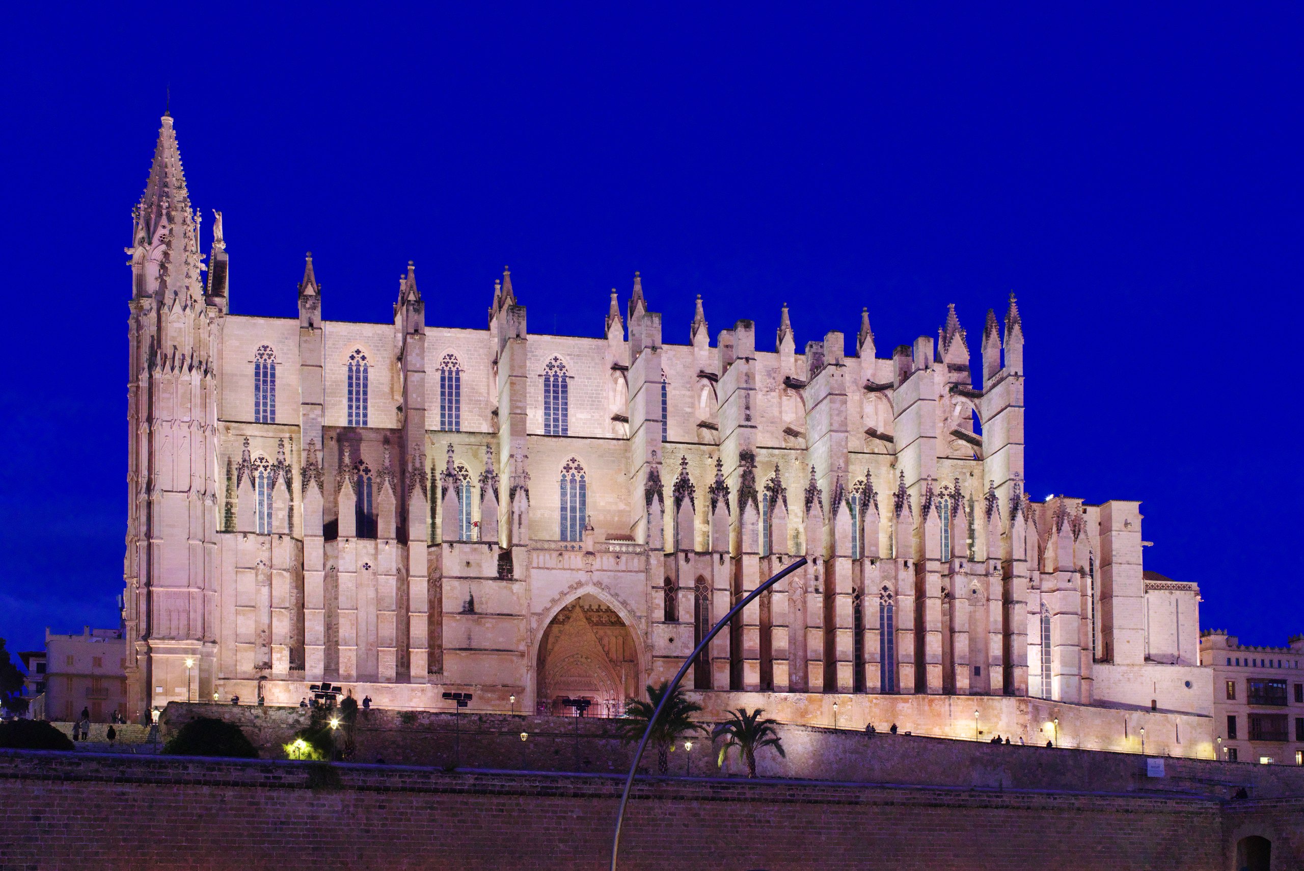 De verlichte kathedraal La Seu van Palma bij het blauwe uur in december