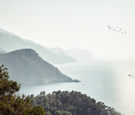 De noordkust van Mallorca in de najaarsnevel