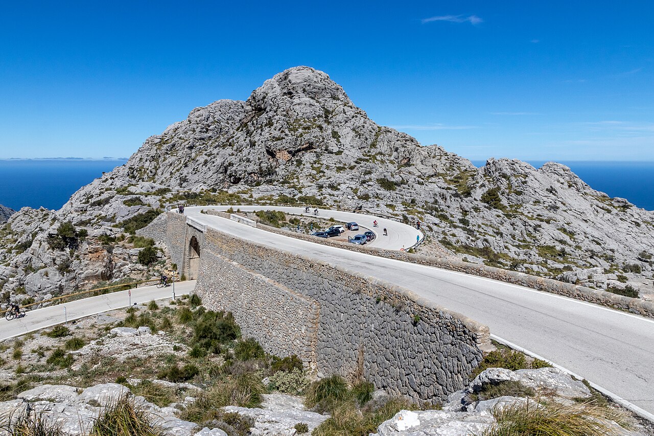 De bochtige bergweg naar Sa Calobra in de Serra de Tramuntana op Mallorca