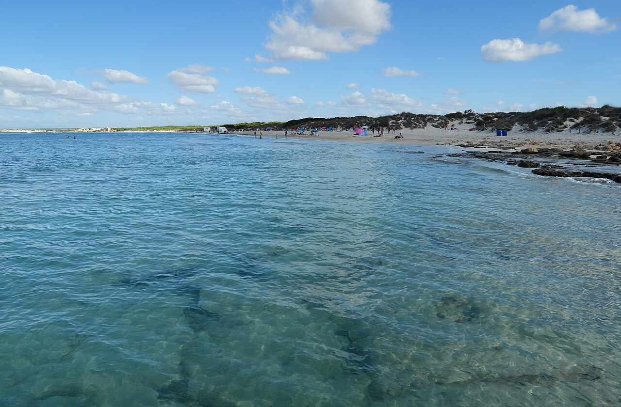 Het heldere ondiepe water en het brede zand van Es Trenc op Mallorca