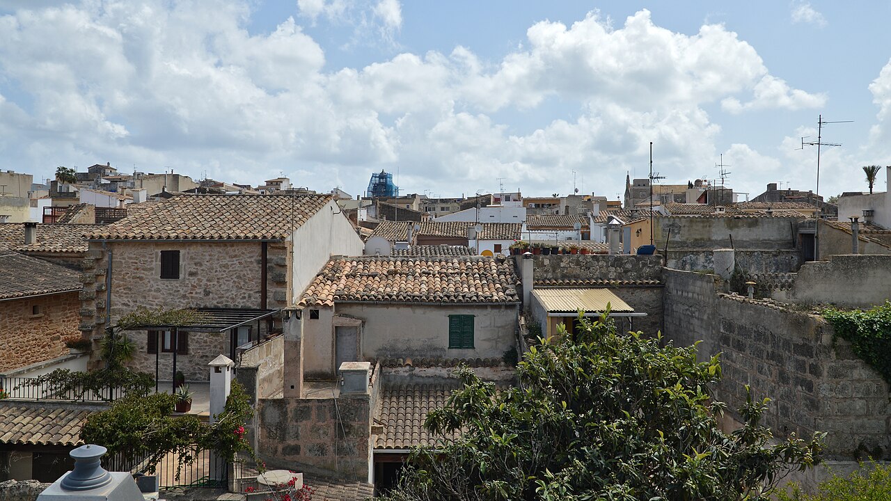 De smalle straten van de oude stad van Alcudia op Mallorca met winkels en terrassen