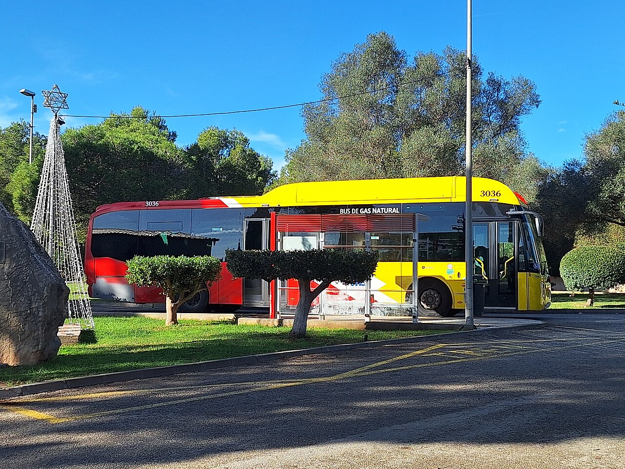 Een rood-gele TIB-streekbus langs de weg op Mallorca