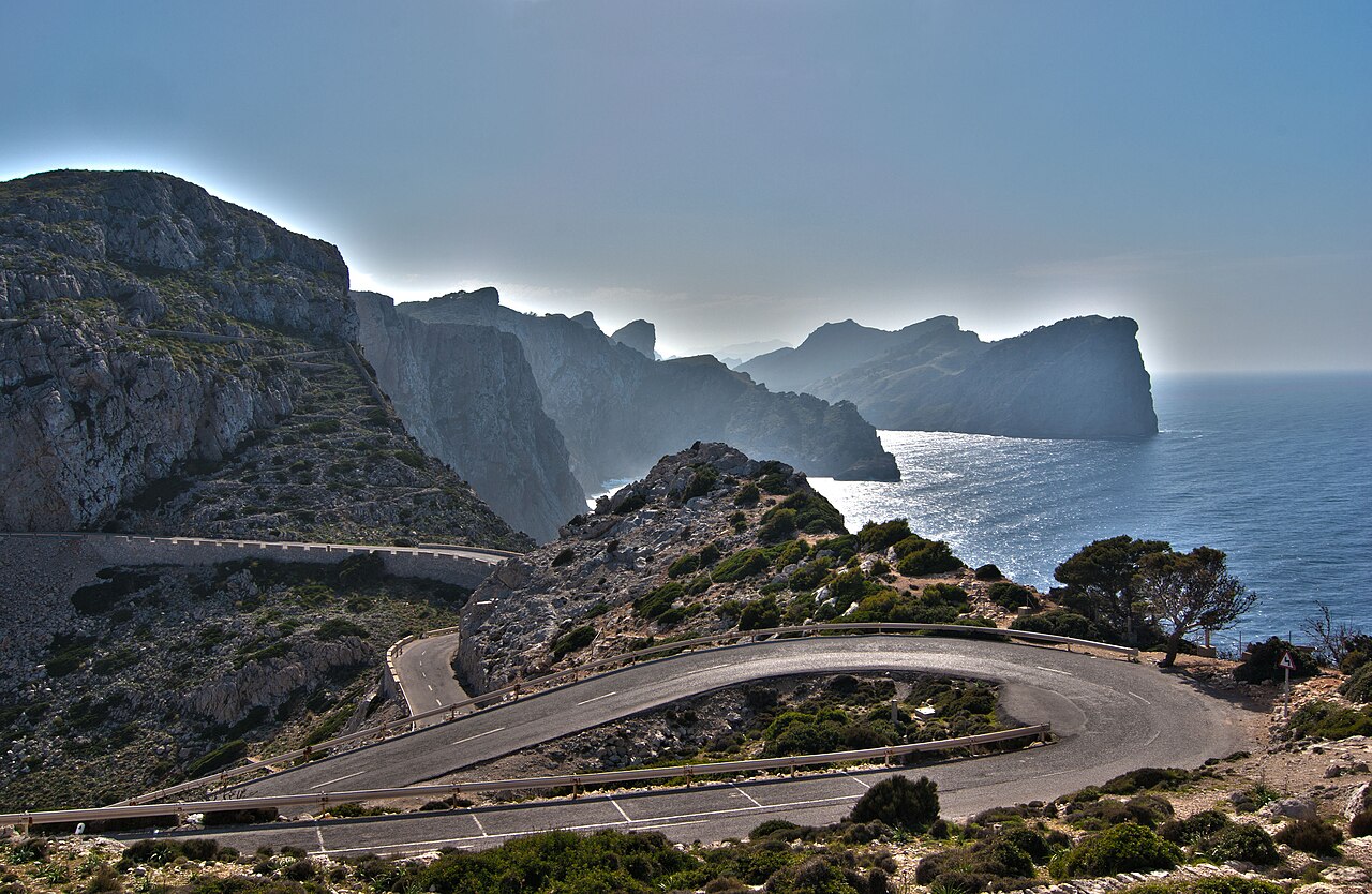 De kronkelweg naar Cap de Formentor op Mallorca met de kliffen erachter