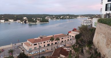 Uitzicht vanaf de oude stad van Maó over de haven, de kades en de overkant van de baai op Menorca