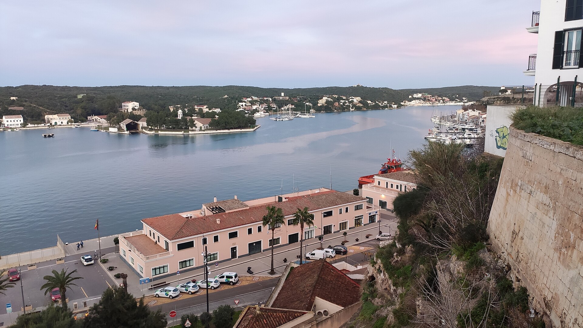 Uitzicht vanaf de oude stad van Maó over de haven, de kades en de overkant van de baai op Menorca