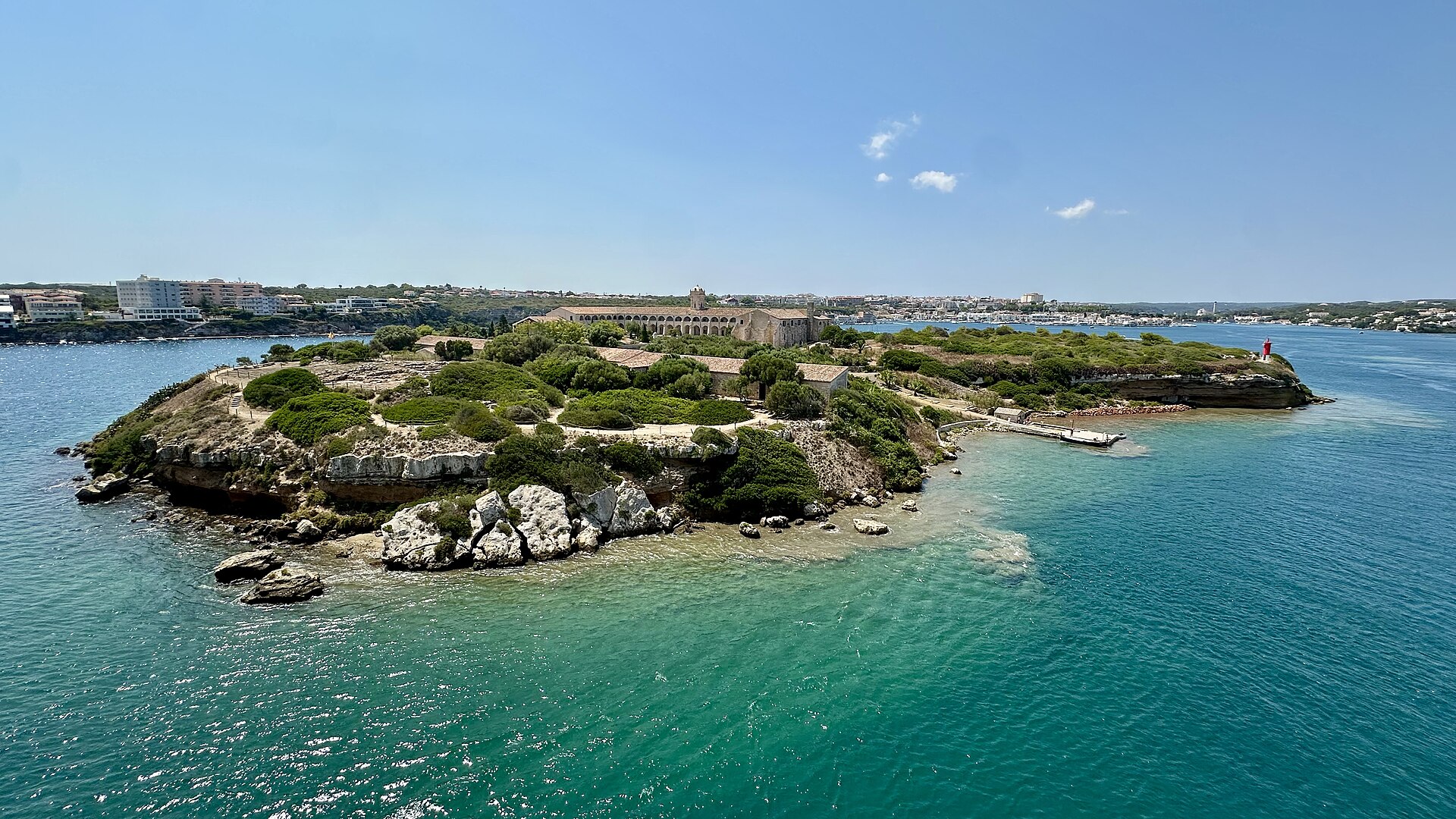Luchtfoto van het eilandje Illa del Rei met het oude hospitaal in de haven van Maó op Menorca