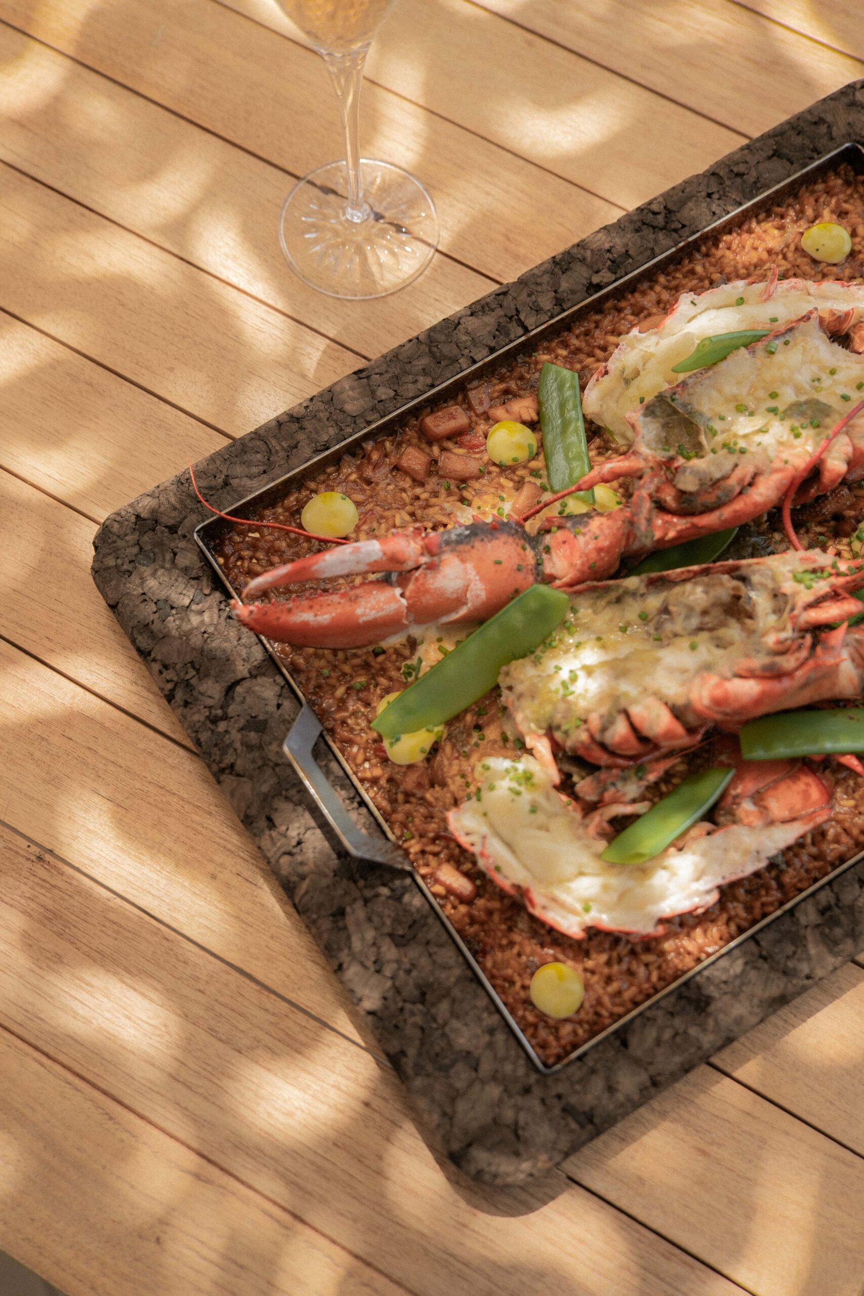 Rijstgerecht met garnalen op een pan bij Mar Sea Club