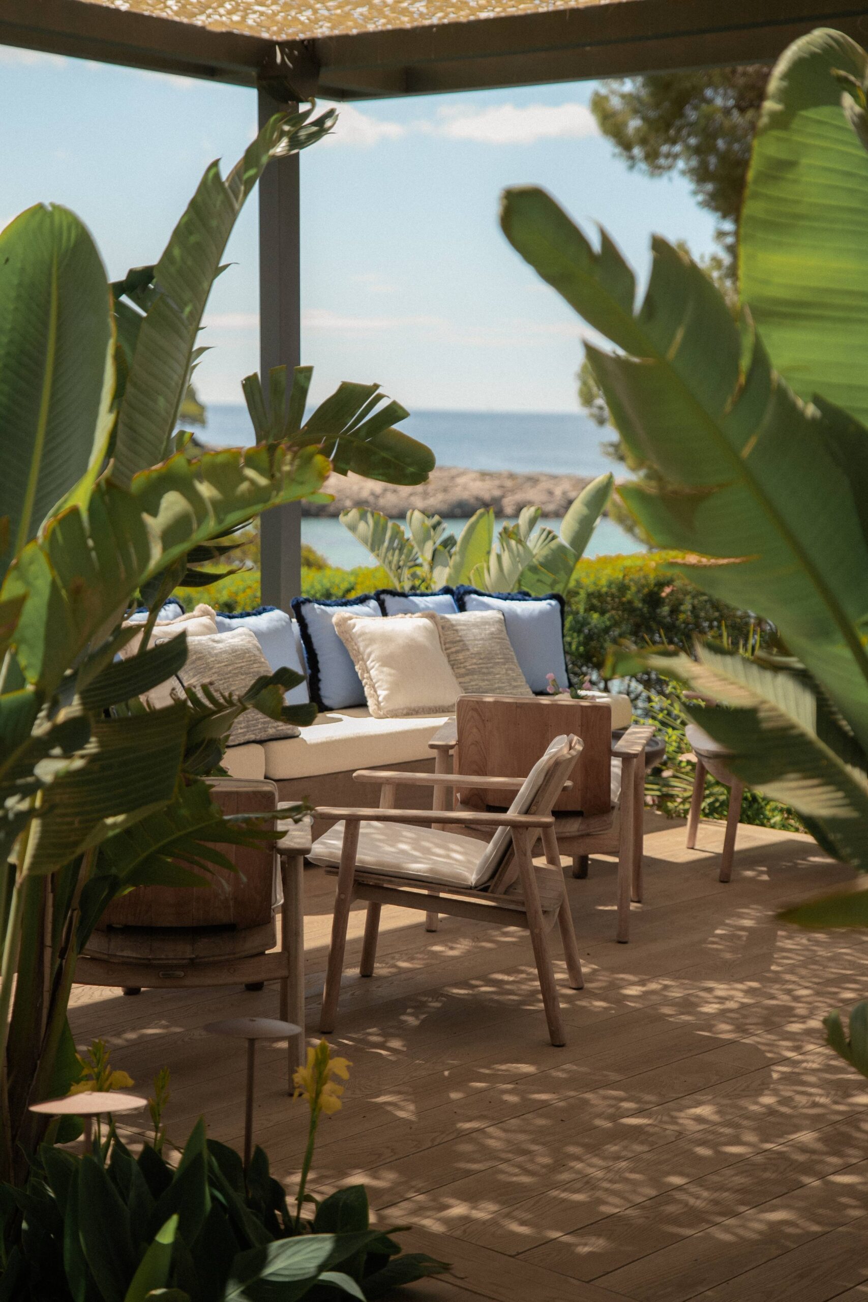 Terras van Mar Sea Club met zithoek, planten en uitzicht op de Baai van Palma