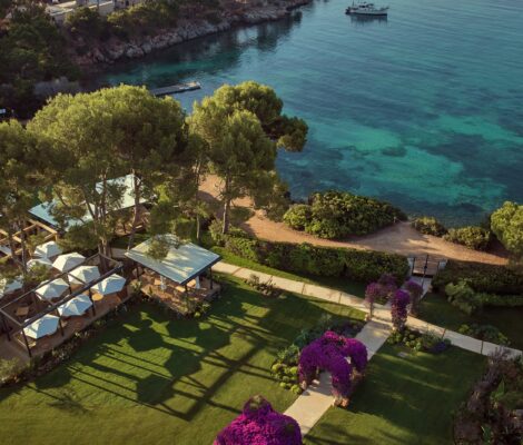 Luchtfoto van Mar Sea Club met de terrassen en tuinen aan de kust van Costa d'en Blanes