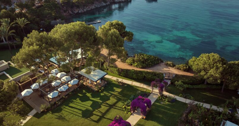 Luchtfoto van Mar Sea Club met de terrassen en tuinen aan de kust van Costa d'en Blanes