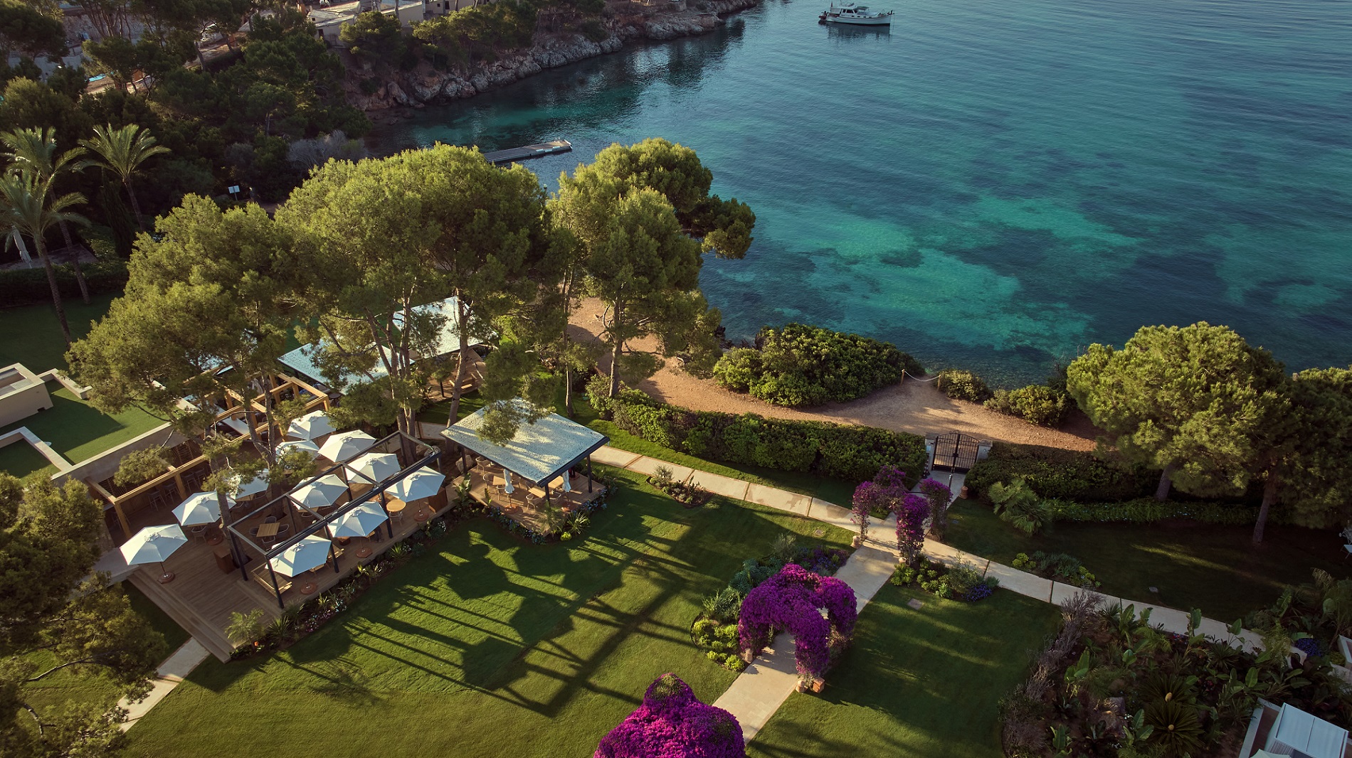 Luchtfoto van Mar Sea Club met de terrassen en tuinen aan de kust van Costa d'en Blanes