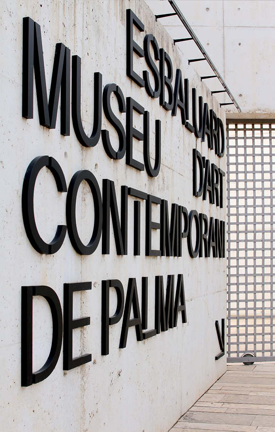 Het bordje van museum Es Baluard op de muur bij de ingang in Palma