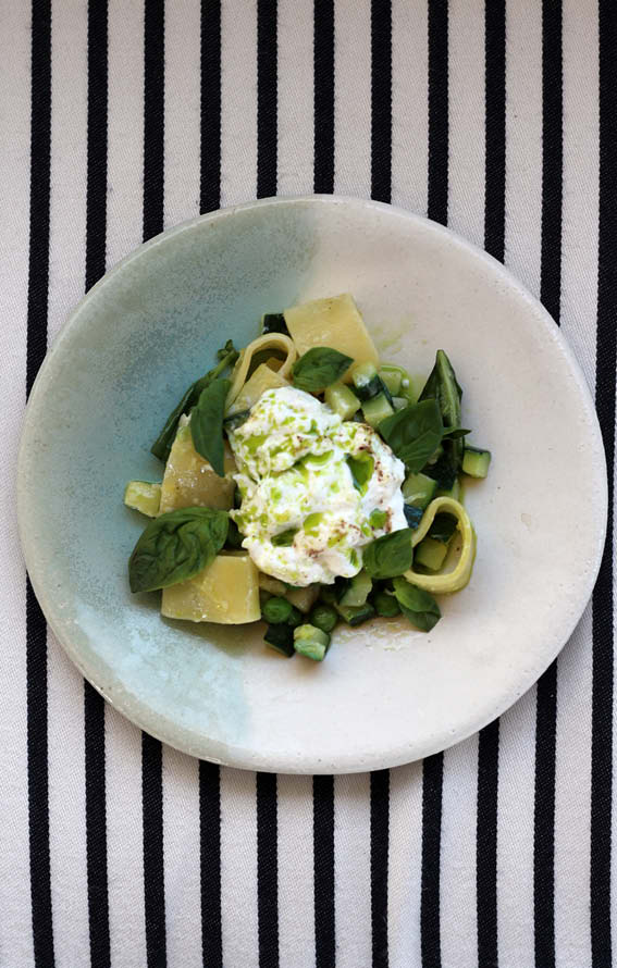 Een verzorgd gerecht met avocado en burrata op een bord bij Mariluz
