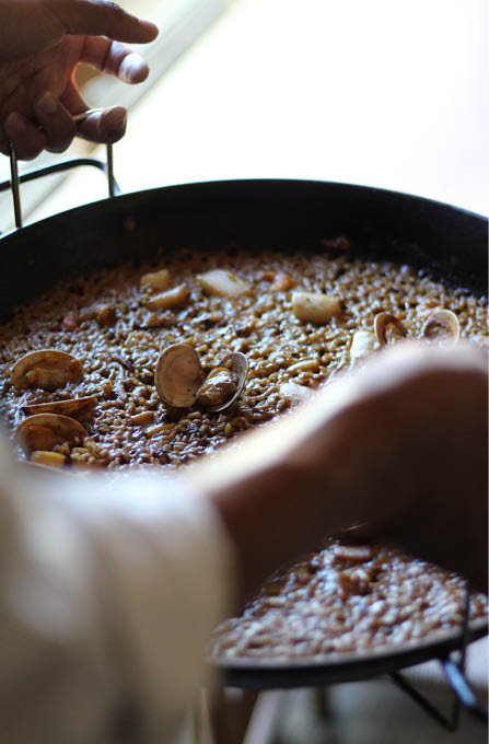Een pan met rijst wordt geserveerd bij Mariluz, het uithangbord van de keuken