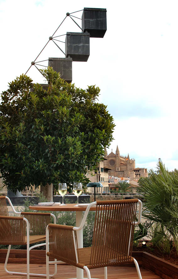 Gedekte tafel met wijnglazen op het terras van Mariluz met de kathedraal van Palma op de achtergrond