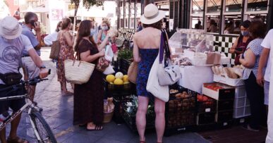 Markten op Menorca: welke markt op welke dag 18 Kramen met groente en kaas op de markt van Ciutadella op Menorca