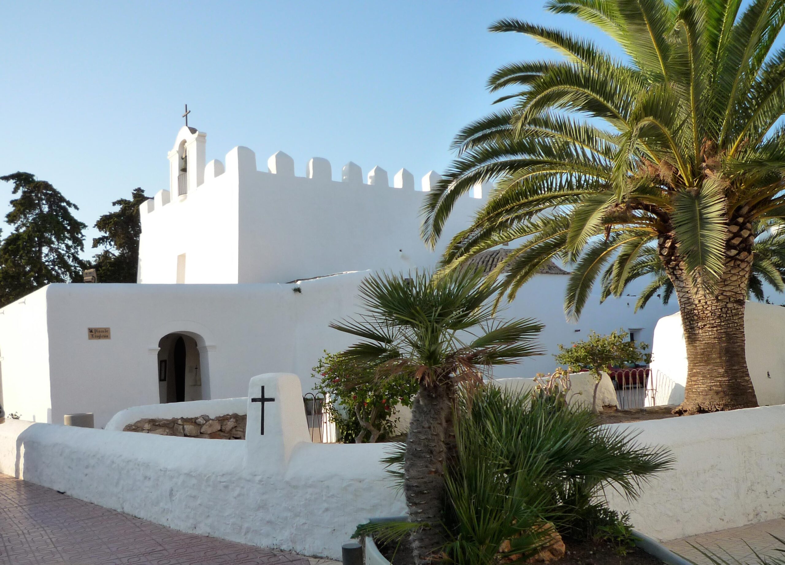 Witte kerk van Sant Jordi de ses Salines op Ibiza, bij de renbaan waar op zaterdag de rommelmarkt staat