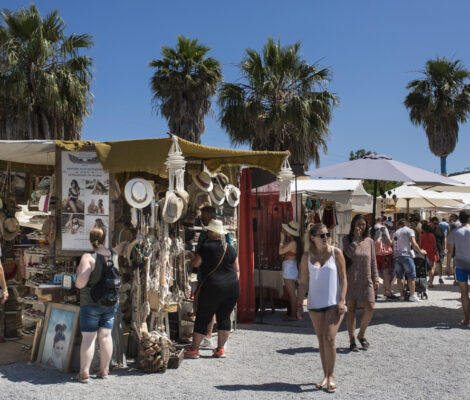 Kraampjes met tassen, sieraden en kleding op de hippiemarkt van Las Dalias in Sant Carles, Ibiza
