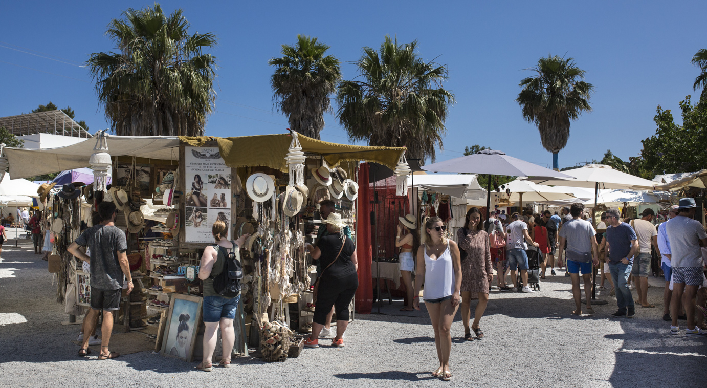 Kraampjes met tassen, sieraden en kleding op de hippiemarkt van Las Dalias in Sant Carles, Ibiza