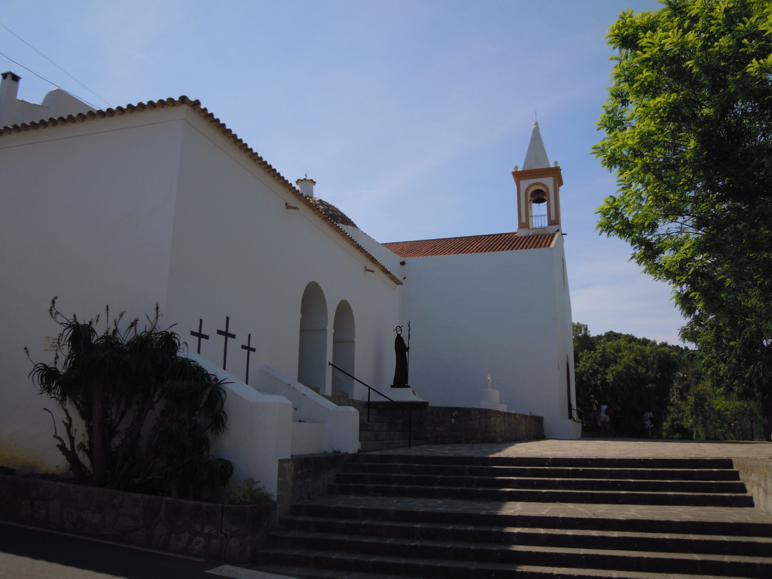 De dorpskerk van Sant Joan de Labritja op Ibiza, aan het plein waar op zondag de ambachtsmarkt staat