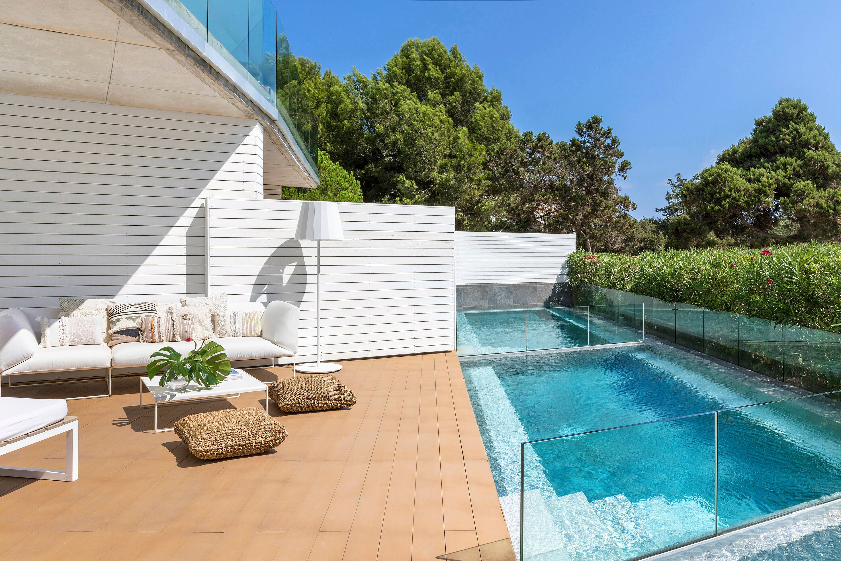 ME Ibiza: lifestylehotel aan de oostkust 1 Terras met privézwembad van ME Ibiza in Santa Eulària