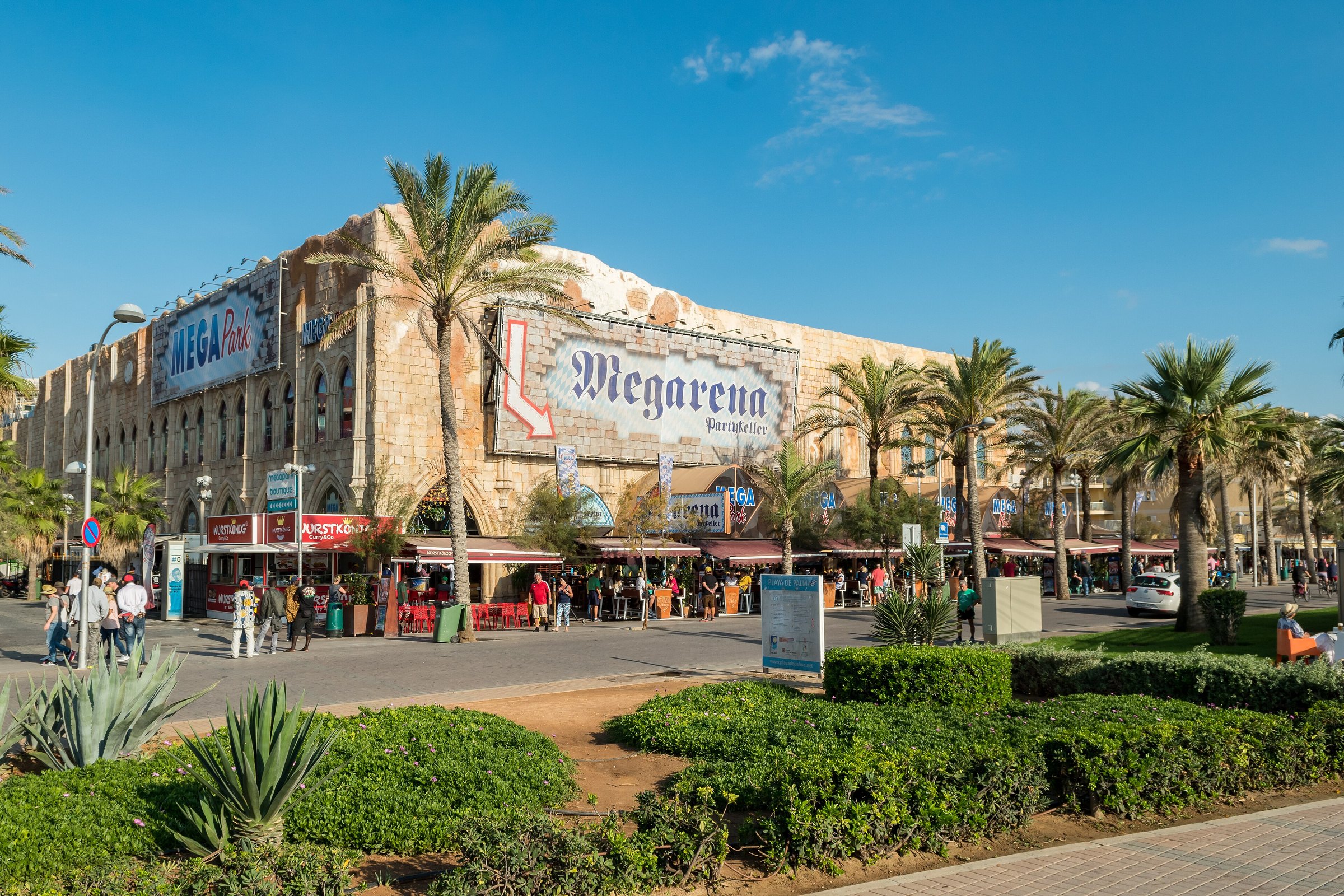 Hotel Manaus: kleinschalig in El Arenal 1 De gevel in kathedraalstijl van het Megapark aan de boulevard van Playa de Palma