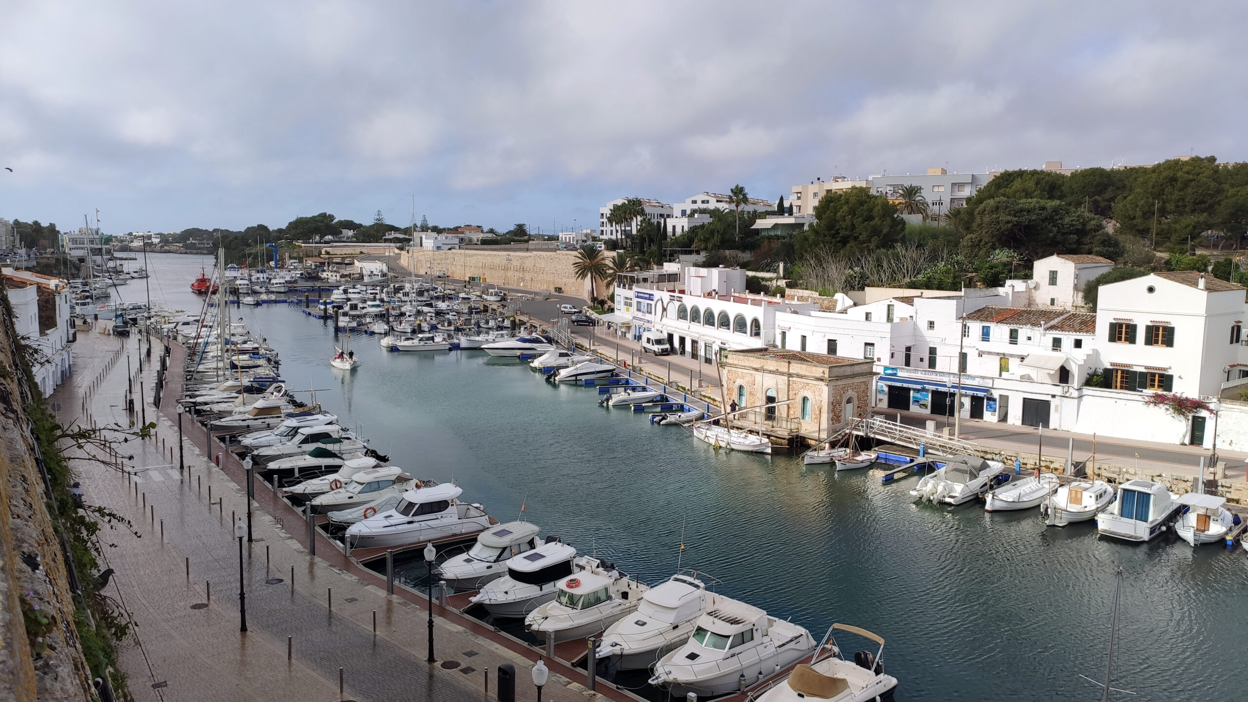 Menorca in de winter: weer, zee en wat er te doen is 2 De haven van Ciutadella op Menorca op een bewolkte winterdag