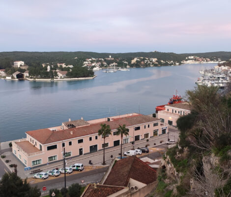 Uitzicht over de lange natuurlijke haven van Maó op Menorca in winterlicht