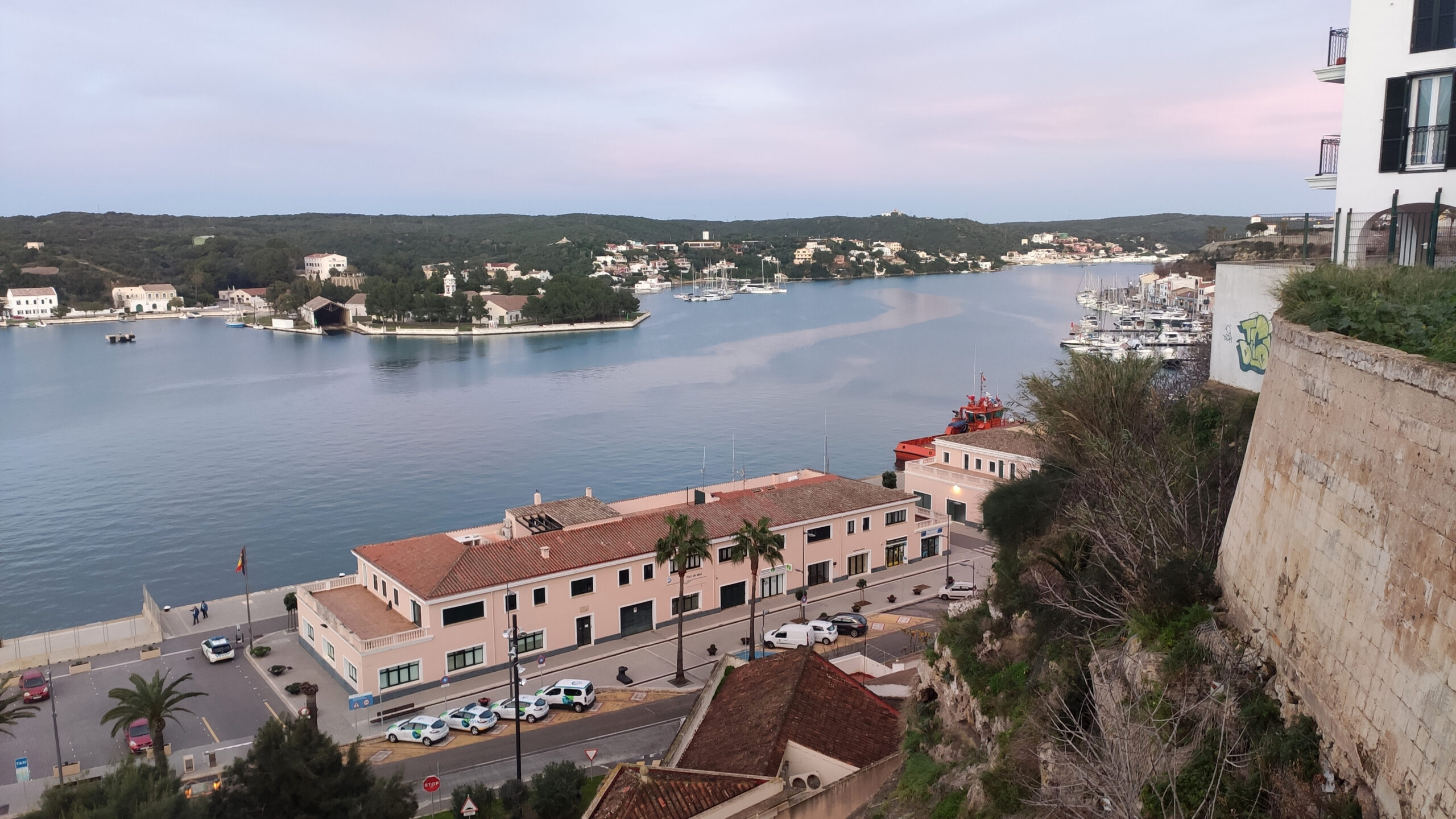 Menorca in de winter: weer, zee en wat er te doen is 1 Uitzicht over de lange natuurlijke haven van Maó op Menorca in winterlicht