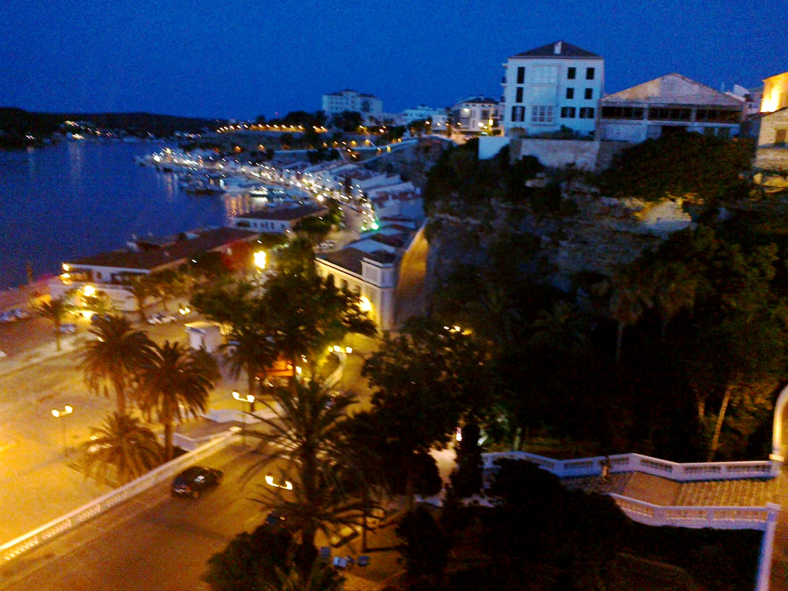 Menorca in november 2026: weer, zee en rust 2 De haven van Maó op Menorca in de avondschemering