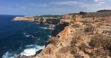 Menorca in november 2026: weer, zee en rust 7 Het rotsachtige kustpad van de Camí de Cavalls bij Punta Nati op Menorca