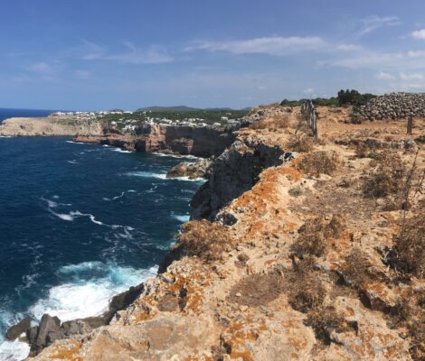 Het rotsachtige kustpad van de Camí de Cavalls bij Punta Nati op Menorca