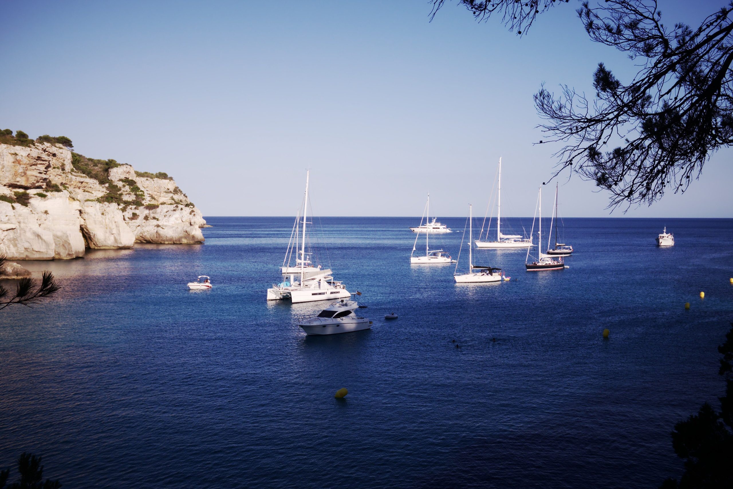 Menorca met kinderen: de beste stranden, tips en bestemmingen 3 De beboste zuidkust van Menorca bij Cala Macarella, met kalkstenen kliffen en diepblauw water