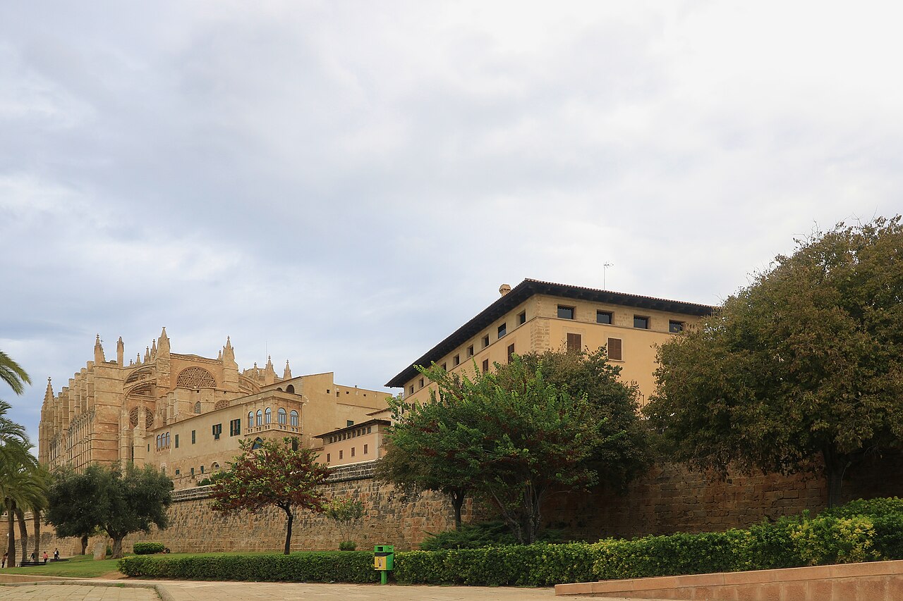 De kathedraal van Palma de Mallorca gezien vanuit het park ervoor