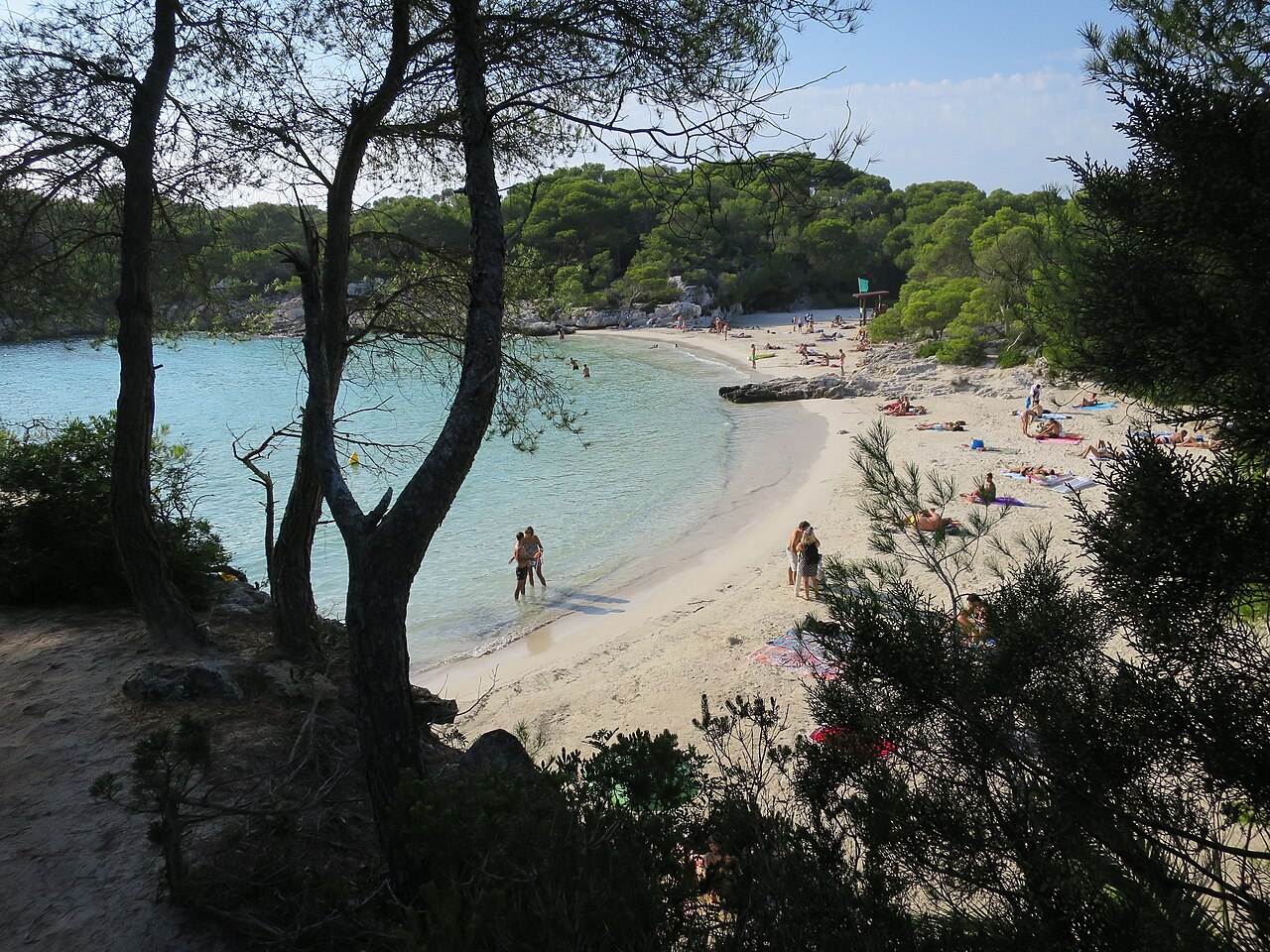 Het onbebouwde strand van Cala en Turqueta op Menorca