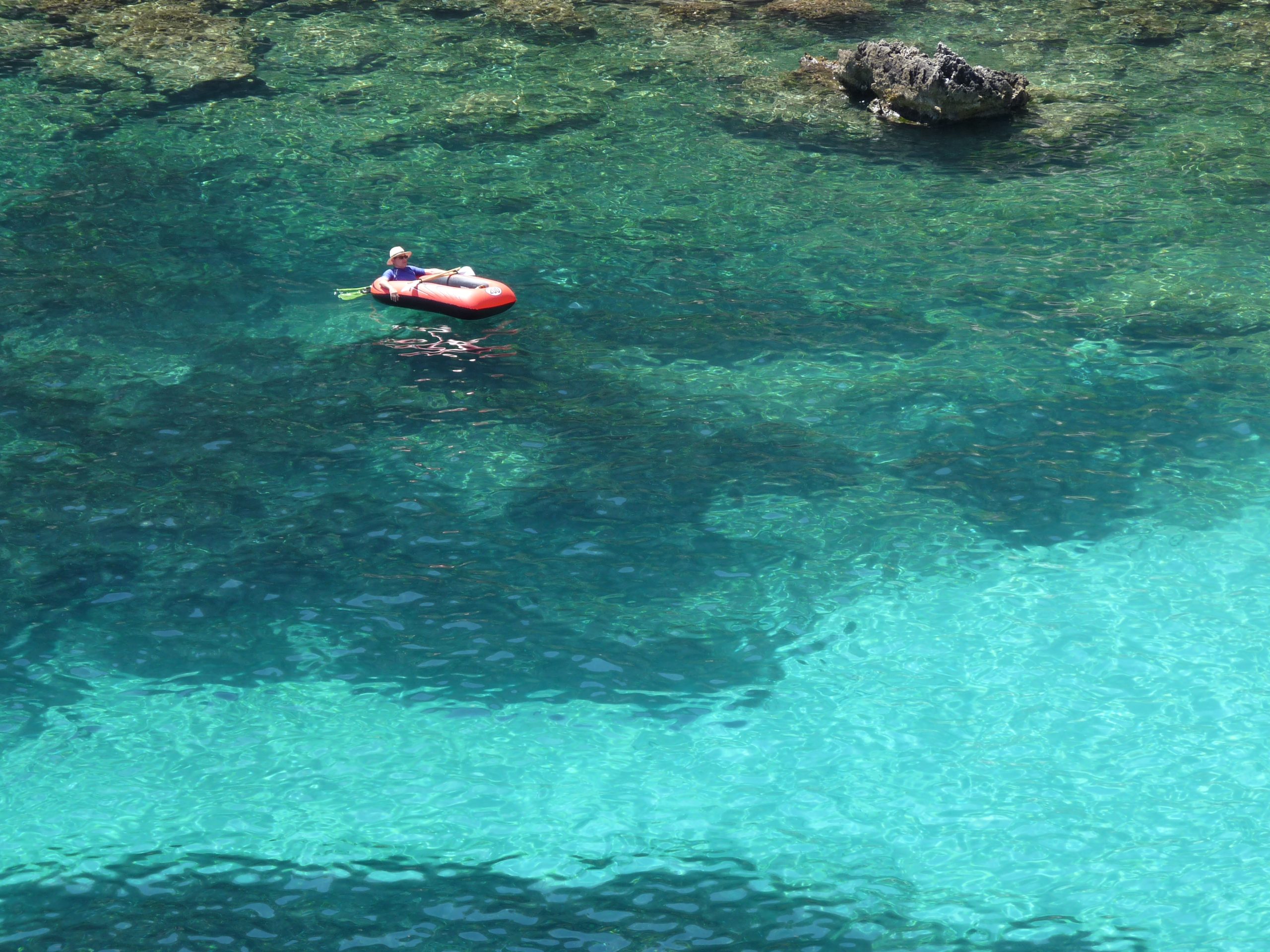 Het glasheldere turquoise water van Cala en Turqueta aan de zuidkust van Menorca, waar je de bodem tot ver kunt zien