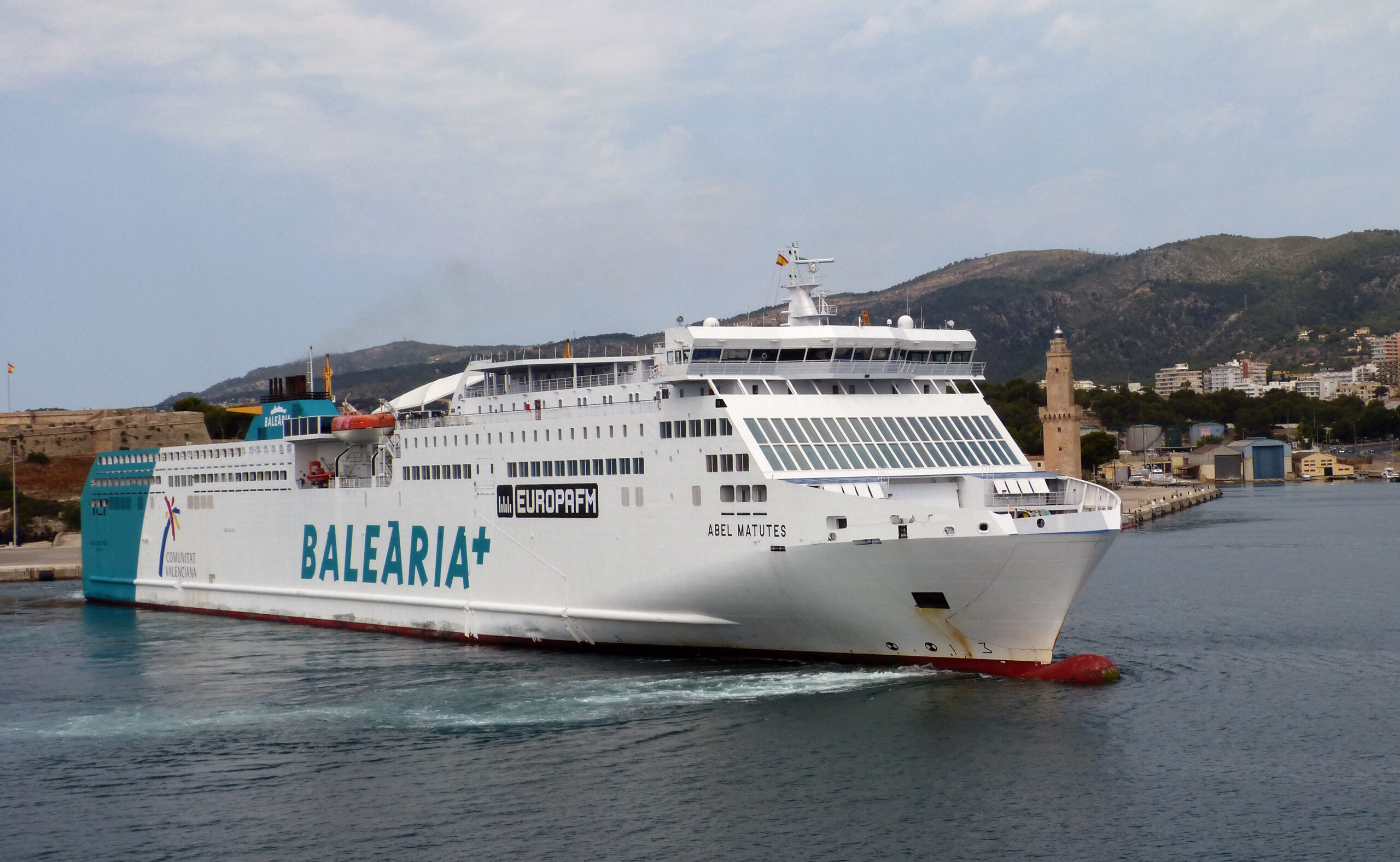 Met de auto naar Ibiza: overtocht, kosten en zomerregel 2 De Balearia Abel Matutes, een veerboot die naar Ibiza vaart